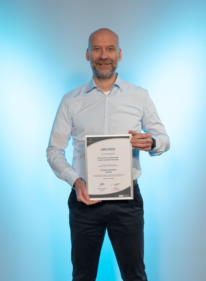 Ingo Steinicke (Mercedes-Benz Consulting GmbH) präsentiert die Urkunde Ingo Steinicke (Mercedes-Benz Consulting GmbH) präsentiert die Urkunde