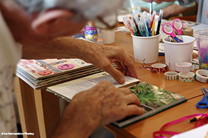 Mit einem Scrapbook lassen sich Erinnerungen kreativ festhalten. Foto: Jan Kosmowski auf Pixabay Mit einem Scrapbook lassen sich Erinnerungen kreativ festhalten. Foto: Jan Kosmowski auf Pixabay
