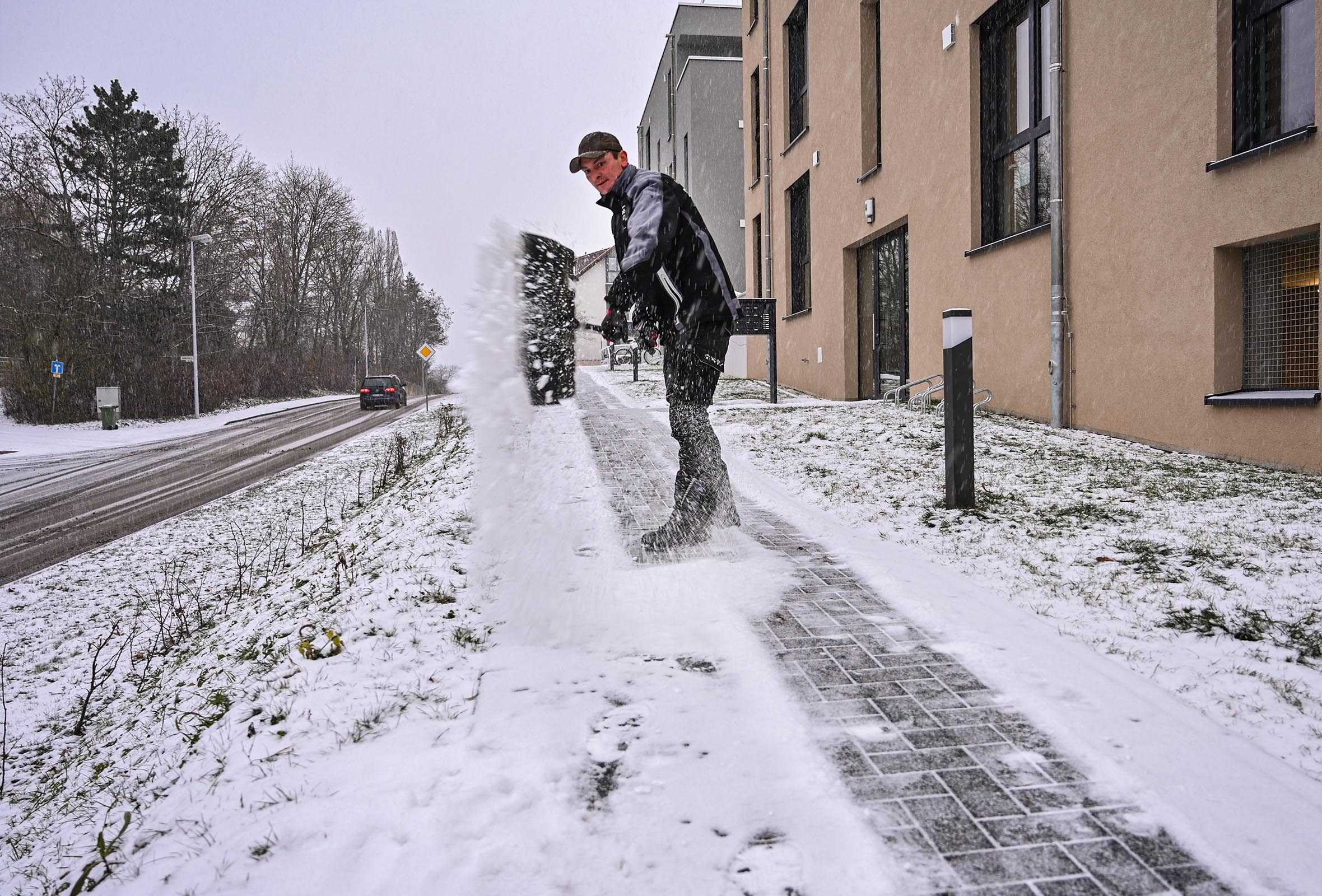 Bei Eis und Schnee müssen Bürgersteige geräumt werden. Foto: HUK-COBURG (Die Bildrechte liegen bei dem Verfasser der Mitteilung.) Bei Eis und Schnee müssen Bürgersteige geräumt werden. Foto: HUK-COBURG (Die Bildrechte liegen bei dem Verfasser der Mitteilung.)
