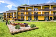 Frontansicht mit Garten (c)PHOTO-GRAPHICS Hillinger-Perfahl OG (Riverresort Donauschlinge)