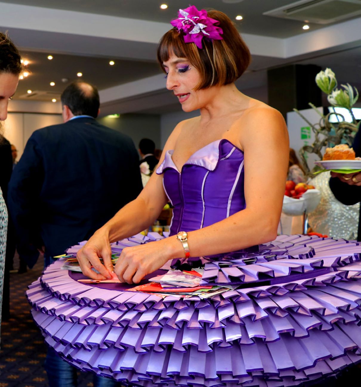 Origami Künstlerin als Unterhaltung bei Weihnachtsfeier der Firma Origami Künstlerin als Unterhaltung bei Weihnachtsfeier der Firma