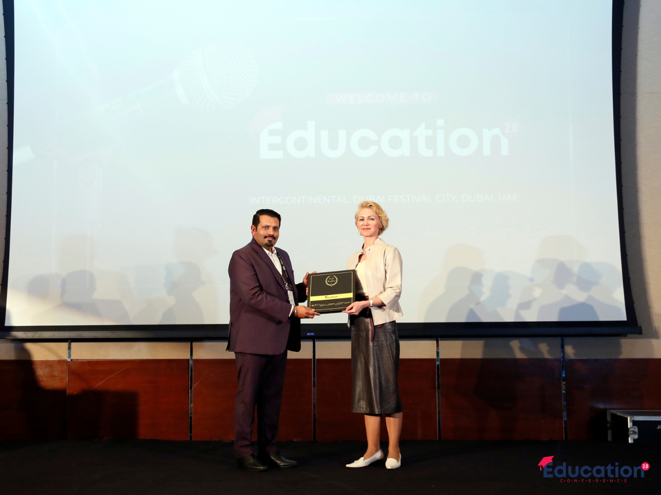 Calmfidence® Gründerin Nell Pütter erhält Auszeichnung für Leadership auf der Education 2.0 Conference in Dubai 2022.