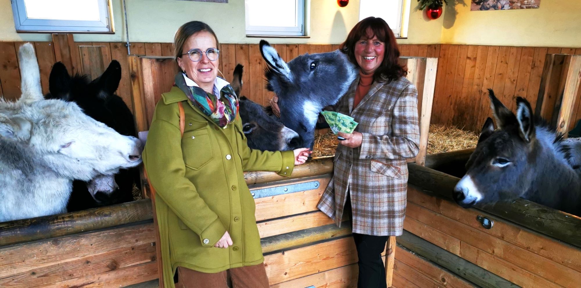 Christine Nordenholz (Tierschutz Sulingen) mit Annette Engelhardt im Eseldorf der Ballermann Ranch (Die Bildrechte liegen bei dem Verfasser der Mitteilung.) Christine Nordenholz (Tierschutz Sulingen) mit Annette Engelhardt im Eseldorf der Ballermann Ranch (Die Bildrechte liegen bei dem Verfasser der Mitteilung.)