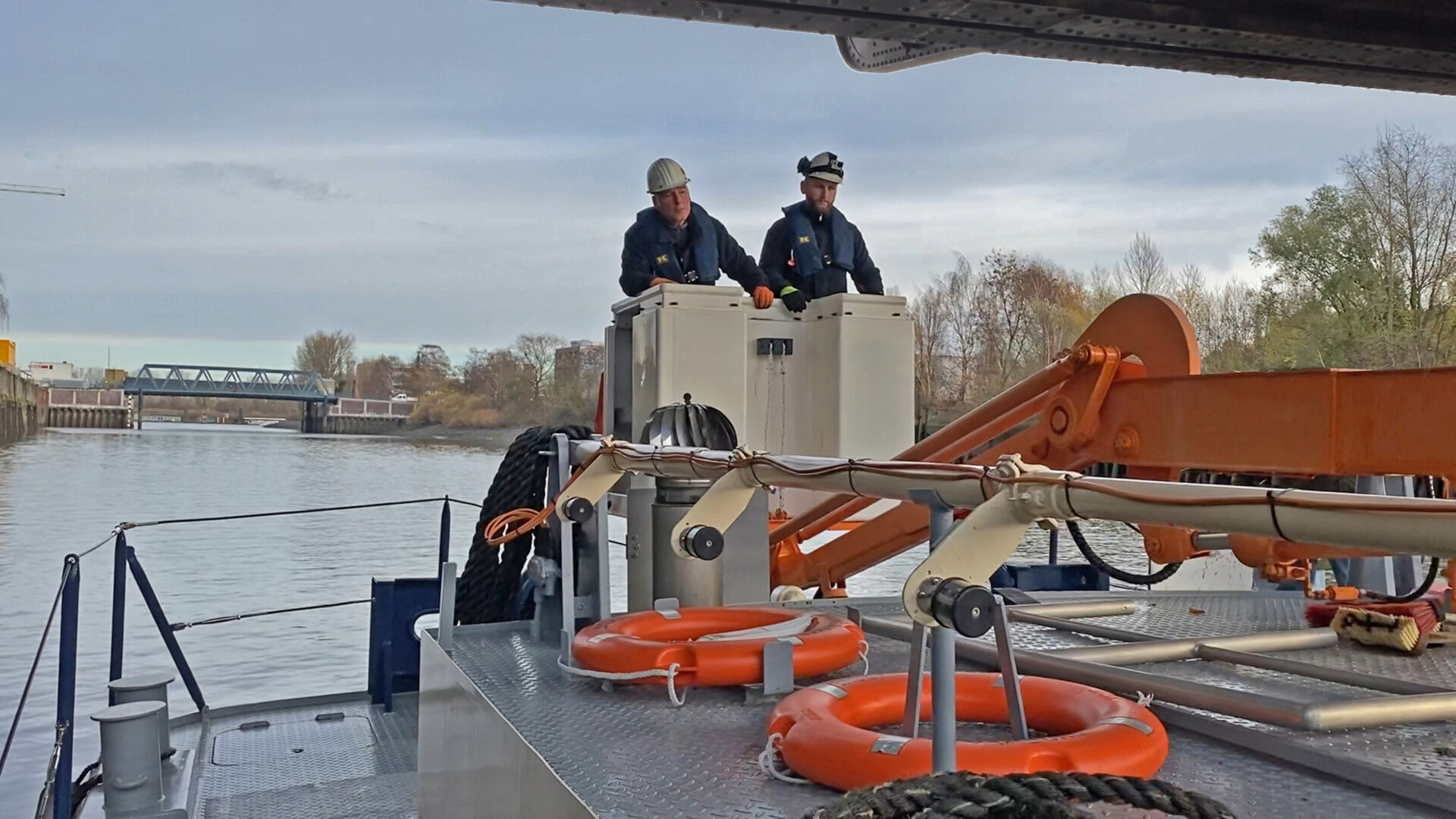 Gasspürer bei ihrem Einsatz auf dem Spezialschiff Brückenkieker. Foto: Gasnetz Hamburg