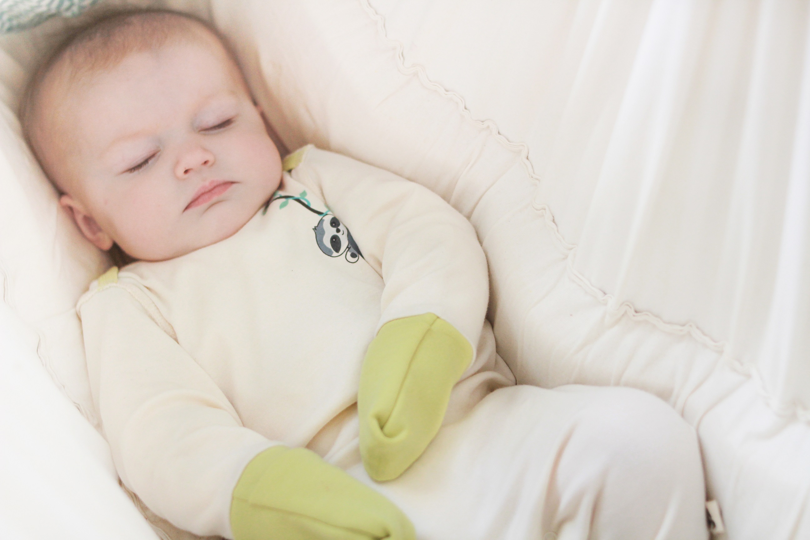 Für Neurodermits bei Babys kann man entsprechende Kleidung mit Kratzschutz kaufen (Die Bildrechte liegen bei dem Verfasser der Mitteilung.) Für Neurodermits bei Babys kann man entsprechende Kleidung mit Kratzschutz kaufen (Die Bildrechte liegen bei dem Verfasser der Mitteilung.)