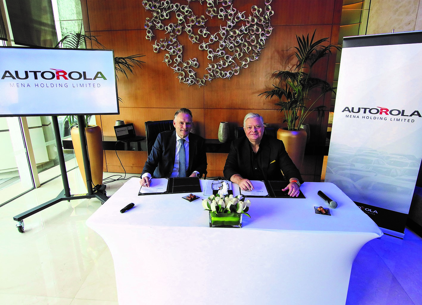 Peter Grøftehauge, CEO Autorola Group A/S (l.) und Paul Willis, CEO Al-Futtaim Automotive (r.)