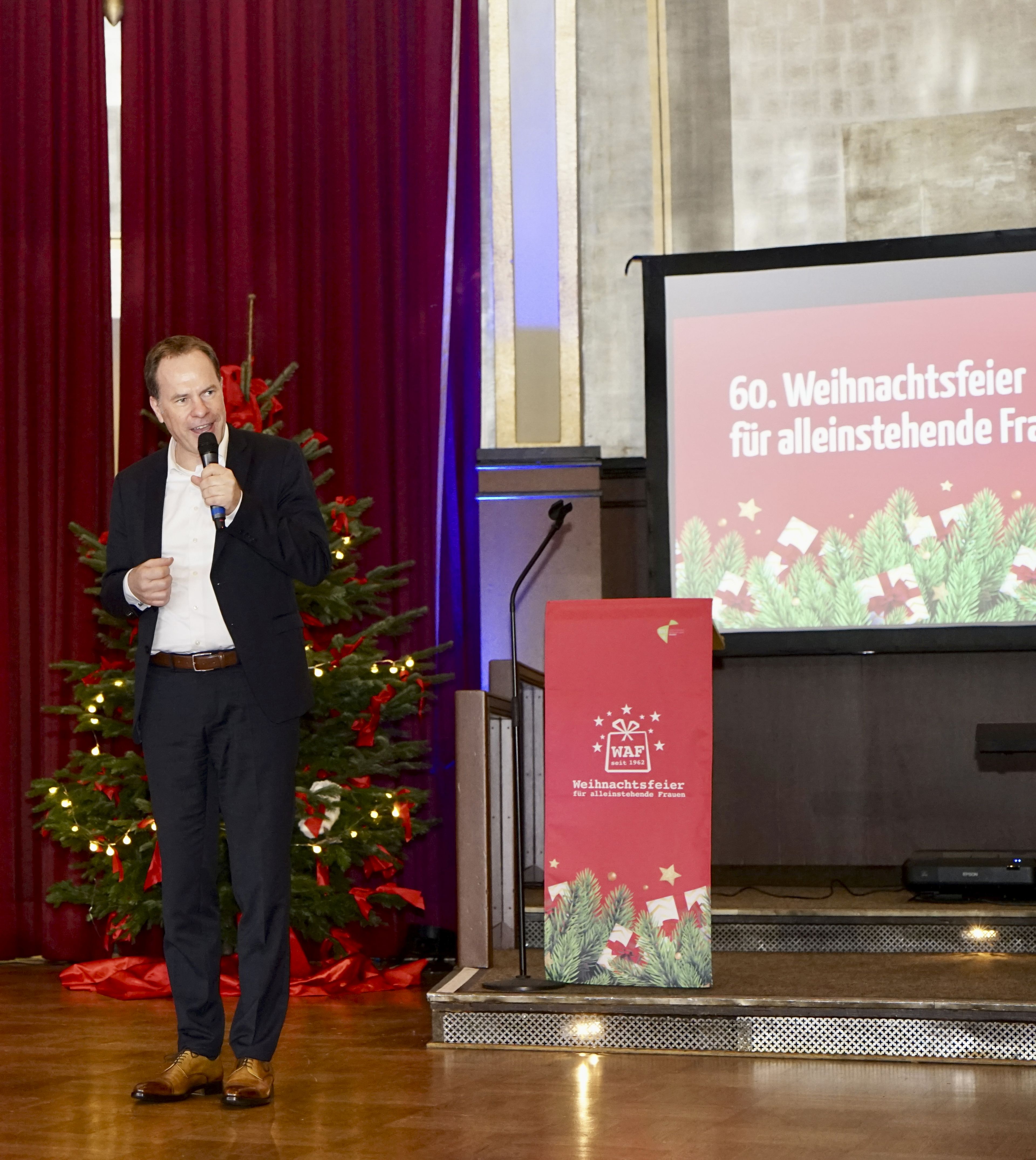 Oberbürgermeister Dr. Stephan Keller hält die Ansprache in der Rheinterrasse Düsseldorf