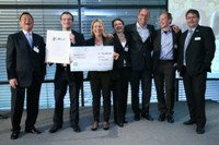 Das Team von artistravel bekommt den Preis für den zweiten Platz überreicht.