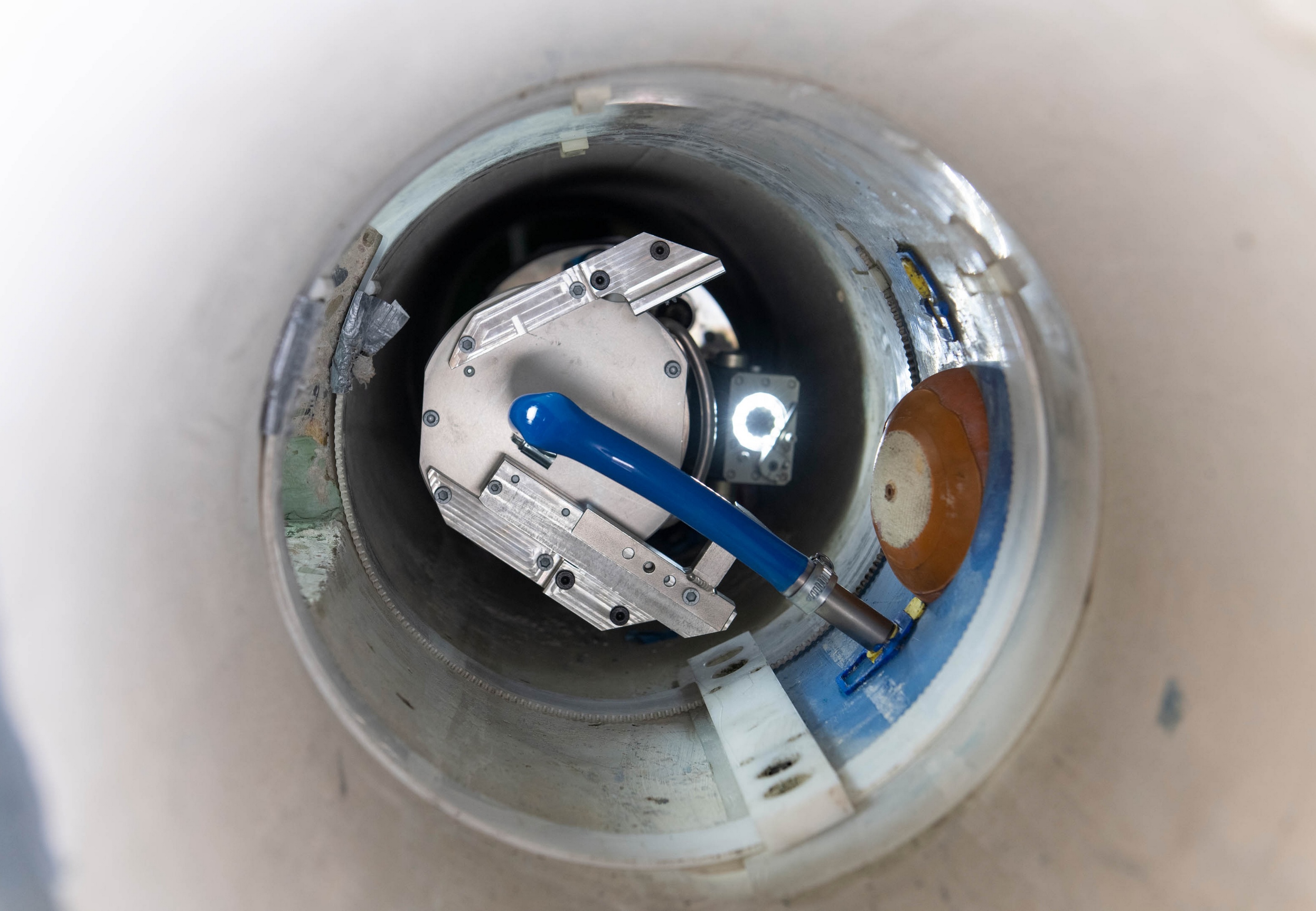 PI.TROC 21 und PI.TROC 21 R: Die blaue Farbe der Harze scheint deutlich durch die Schalung des Verpresssystems hindurch. PI.TROC 21 und PI.TROC 21 R: Die blaue Farbe der Harze scheint deutlich durch die Schalung des Verpresssystems hindurch.