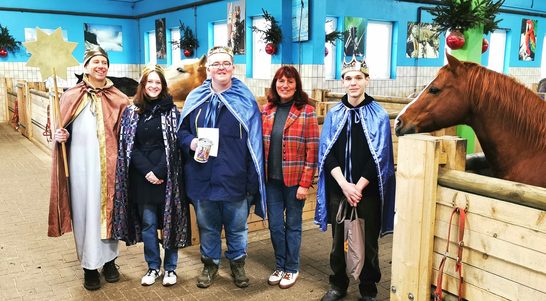 Pastor Ansgar Stolte (li.) mit Sternsingern auf der Ballermann Ranch bei Annette Engelhardt (Die Bildrechte liegen bei dem Verfasser der Mitteilung.)