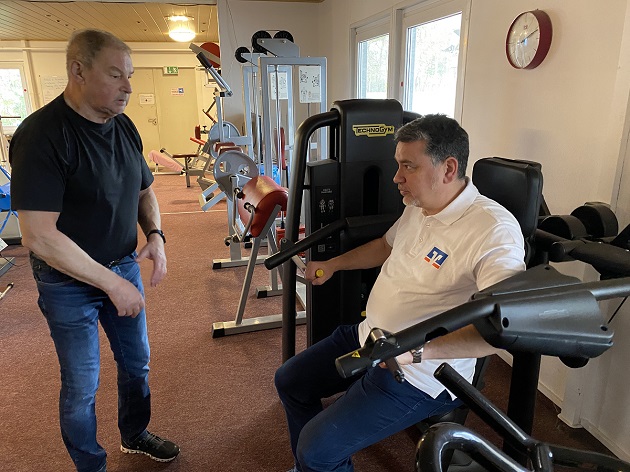 Dr. Dietmar Vogt (links) erläutert Jens Bossenz (Volksbank Spree-Neiße eG) das neue Sportgerät Dr. Dietmar Vogt (links) erläutert Jens Bossenz (Volksbank Spree-Neiße eG) das neue Sportgerät