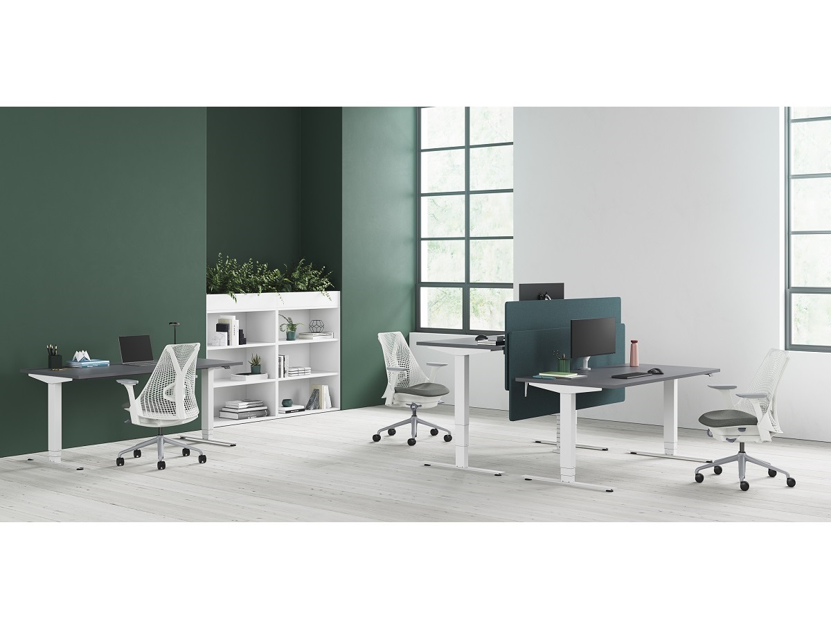 Bürostuhl Sayl in weiß zusammen mit weiteren Produkten aus dem Herman Miller Programm Bürostuhl Sayl in weiß zusammen mit weiteren Produkten aus dem Herman Miller Programm