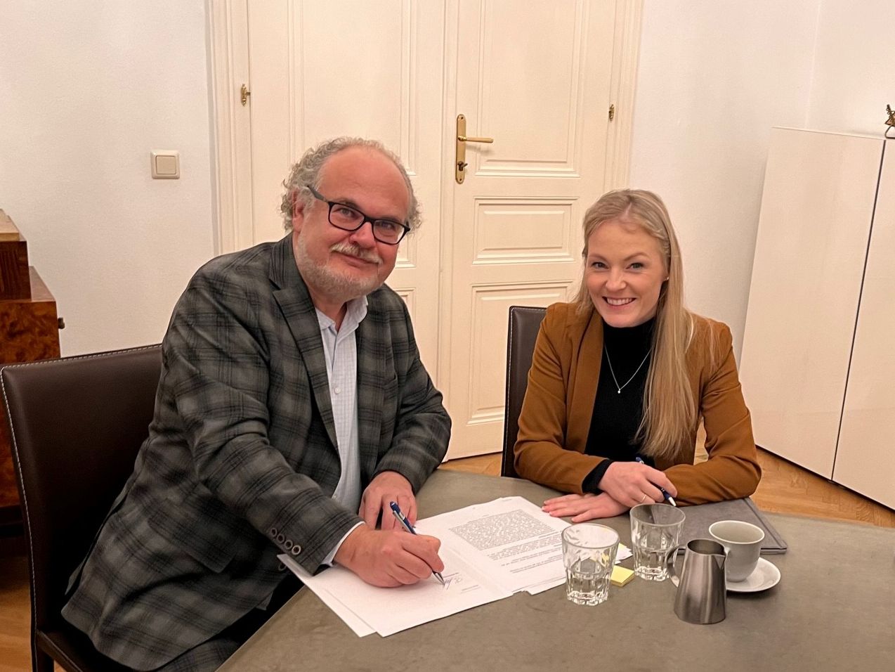 Robert Siegel, Geschäftsführer von door2solution und Nadine Prill, CEO der DOCUFY unterzeichnen den Übernahmevertrag