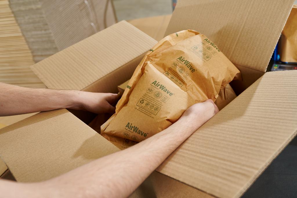 PaperWave - Luftpolster aus Papier im Einsatz (Die Bildrechte liegen bei dem Verfasser der Mitteilung.) PaperWave - Luftpolster aus Papier im Einsatz (Die Bildrechte liegen bei dem Verfasser der Mitteilung.)