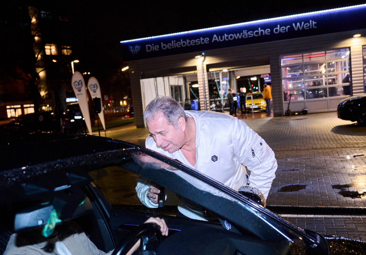 Formel 1-Legende Kai Ebel moderierte das Event am 11.01.23 in Berlin-Lankwitz (Bildquelle: IMO Car Wash) Formel 1-Legende Kai Ebel moderierte das Event am 11.01.23 in Berlin-Lankwitz (Bildquelle: IMO Car Wash)