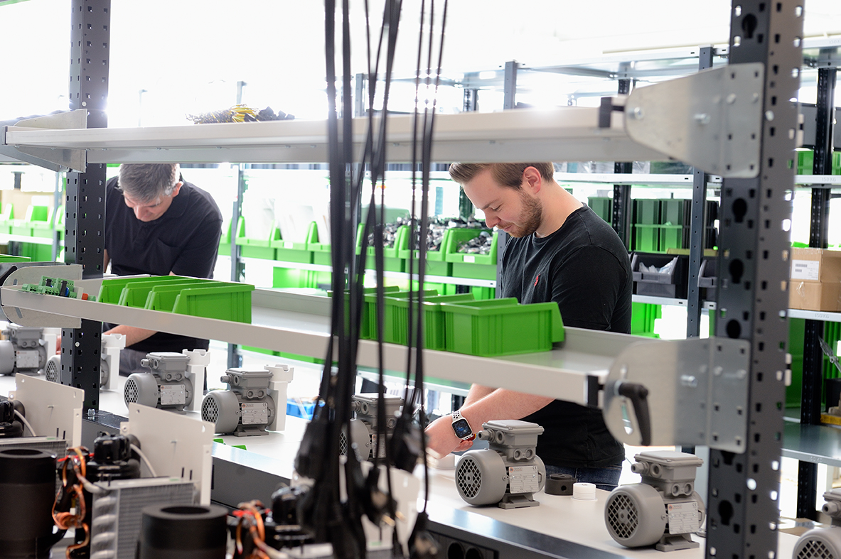 Komplexe Energieversorgung an den Arbeitstischen, speziellen Anforderungen und Sonderbauteile (Die Bildrechte liegen bei dem Verfasser der Mitteilung.) Komplexe Energieversorgung an den Arbeitstischen, speziellen Anforderungen und Sonderbauteile (Die Bildrechte liegen bei dem Verfasser der Mitteilung.)