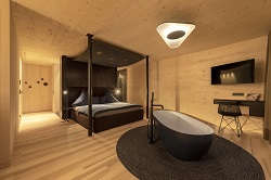 Suite Weitblick mit freistehender Badewanne (c) Hermann Rupp Fotografie (Oswalda Hus)