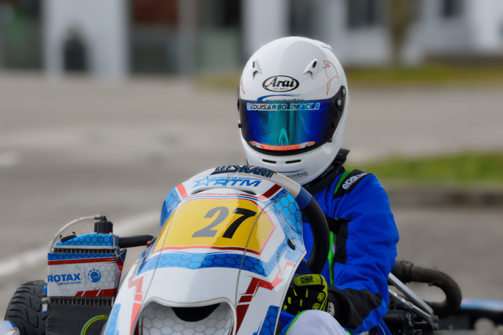 Louis Arnold in der Boxengasse der Karstrecke in Wackersdorf im Rahmen der Wintertests. (c) Thomas Arnold (Die Bildrechte liegen bei dem Verfasser der Mitteilung.) Louis Arnold in der Boxengasse der Karstrecke in Wackersdorf im Rahmen der Wintertests. (c) Thomas Arnold (Die Bildrechte liegen bei dem Verfasser der Mitteilung.)