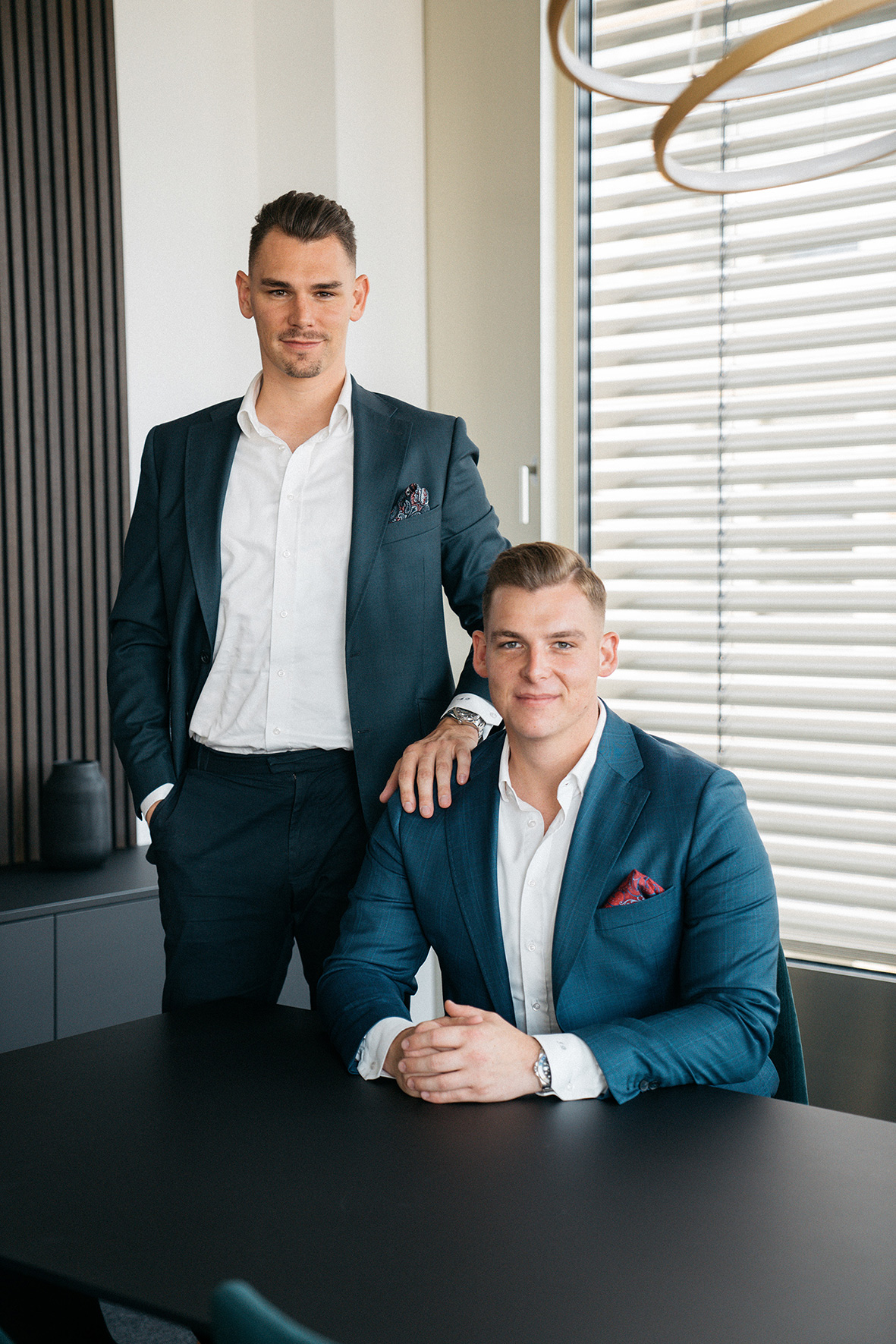 Maximilian und Julian Bertlein (v.l.n.r.) geben ihre Prognose für das Immobilienjahr 2023 ab (Bildquelle: WBD Immo)