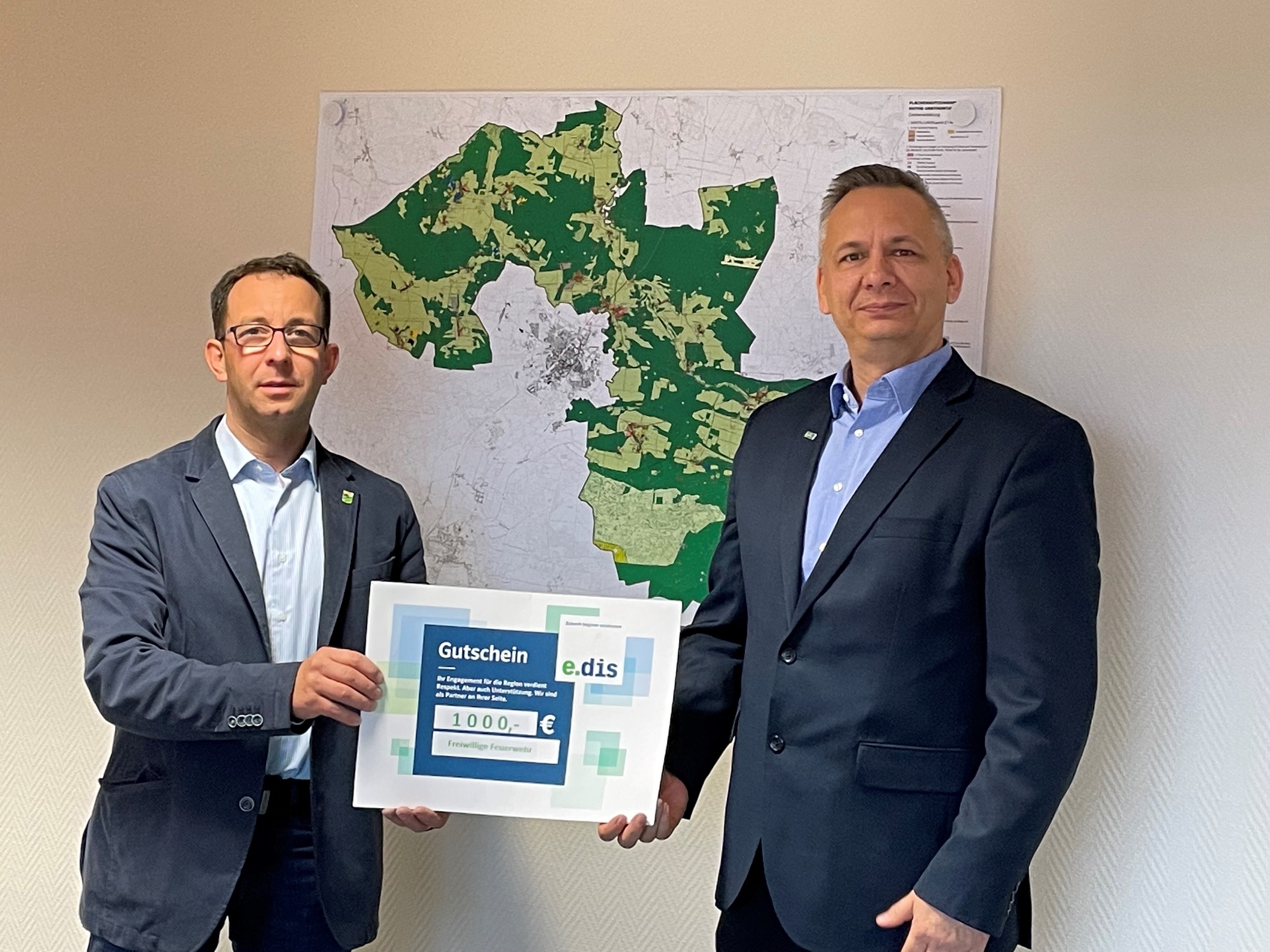 Übergabe des Spendenchecks vom Netzbetreiber E.DIS an die Freiwillige Feuerwehr der Gemeinde Nuthe-Urstromtal Übergabe des Spendenchecks vom Netzbetreiber E.DIS an die Freiwillige Feuerwehr der Gemeinde Nuthe-Urstromtal