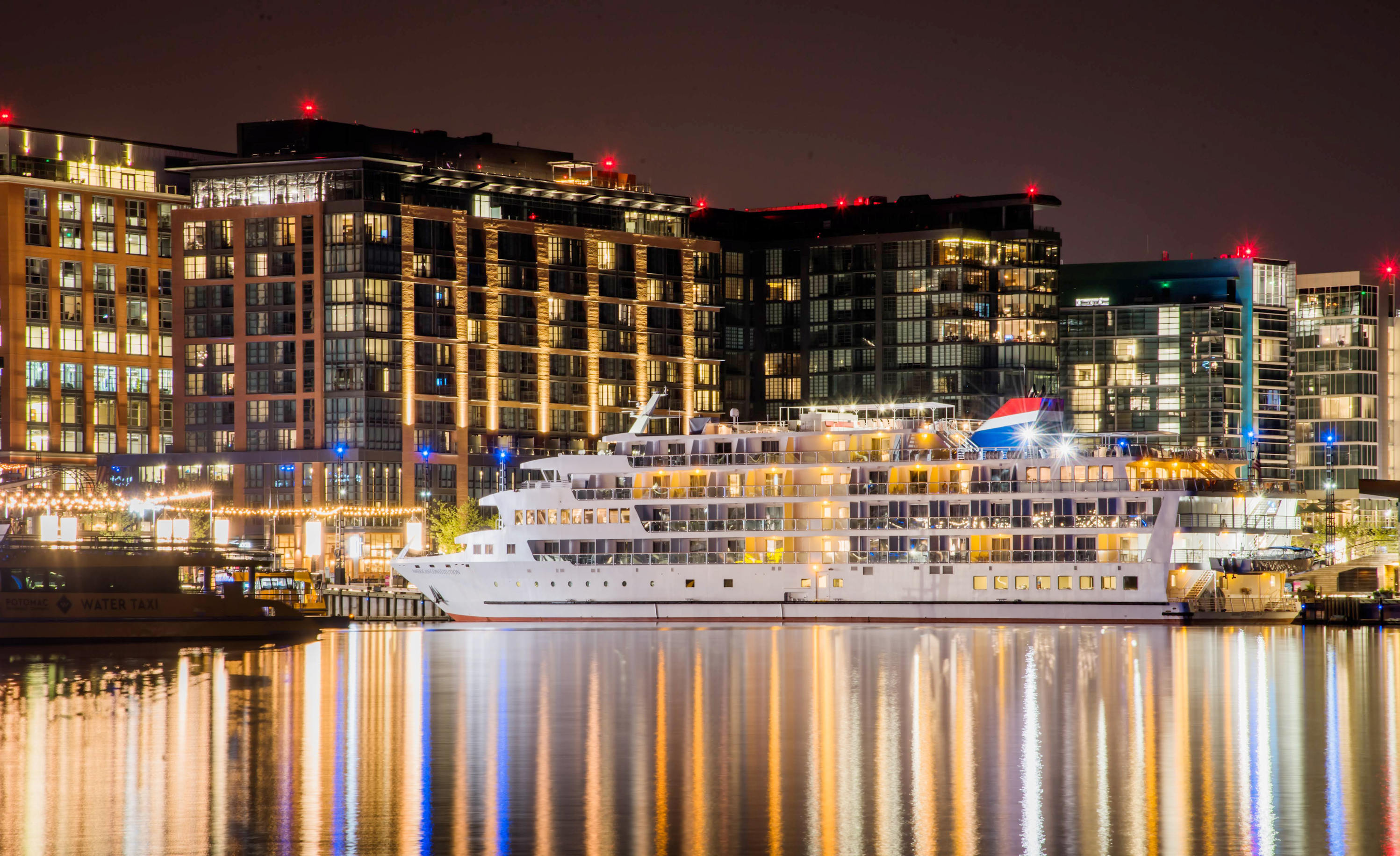 Die American Revolution ankert in The Wharf, Washington, DC. (Bildquelle: American Cruise Lines)