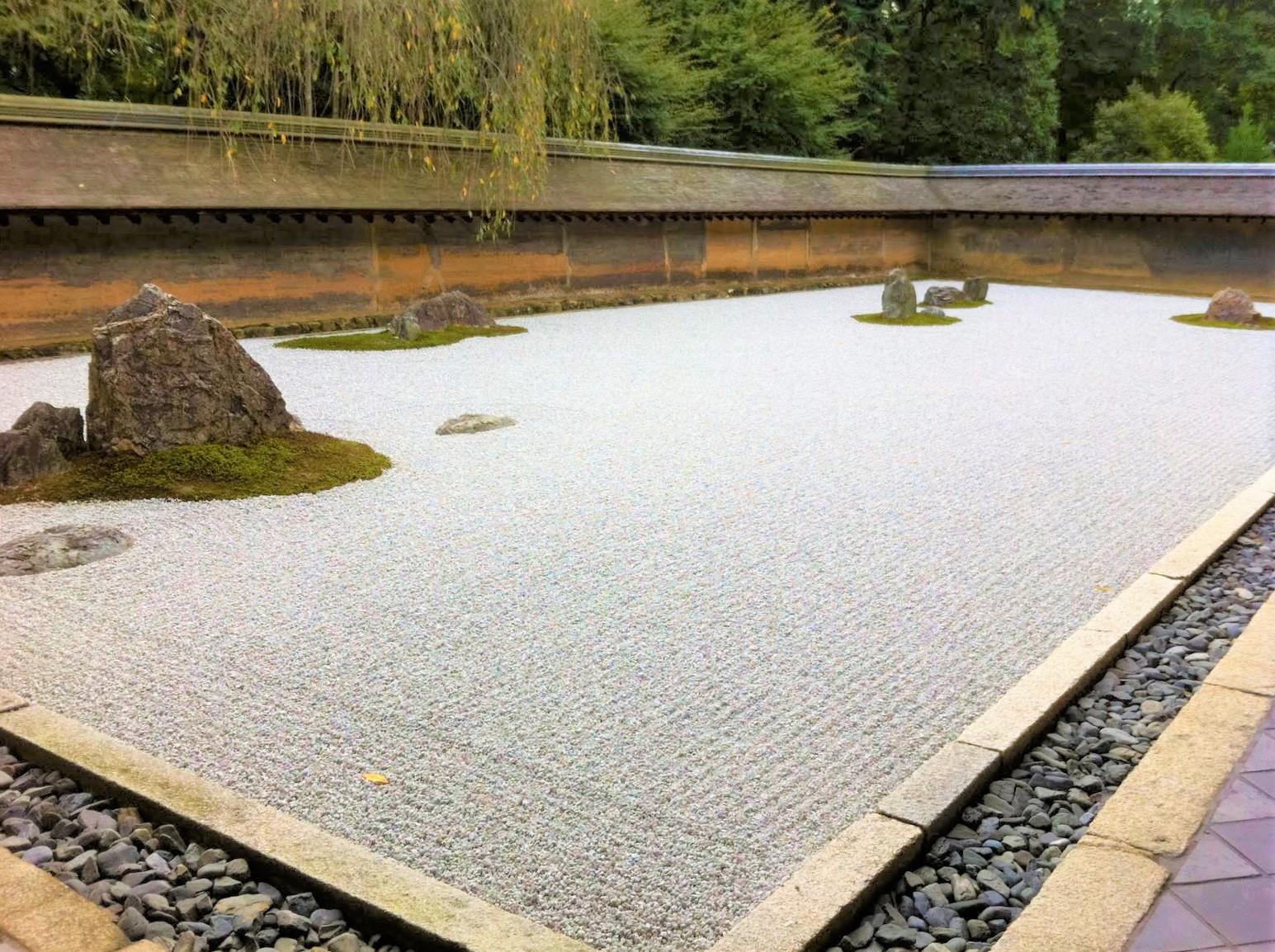 Achtsamkeit in Reinform in Kyoto. (Die Bildrechte liegen bei dem Verfasser der Mitteilung.) Achtsamkeit in Reinform in Kyoto. (Die Bildrechte liegen bei dem Verfasser der Mitteilung.)