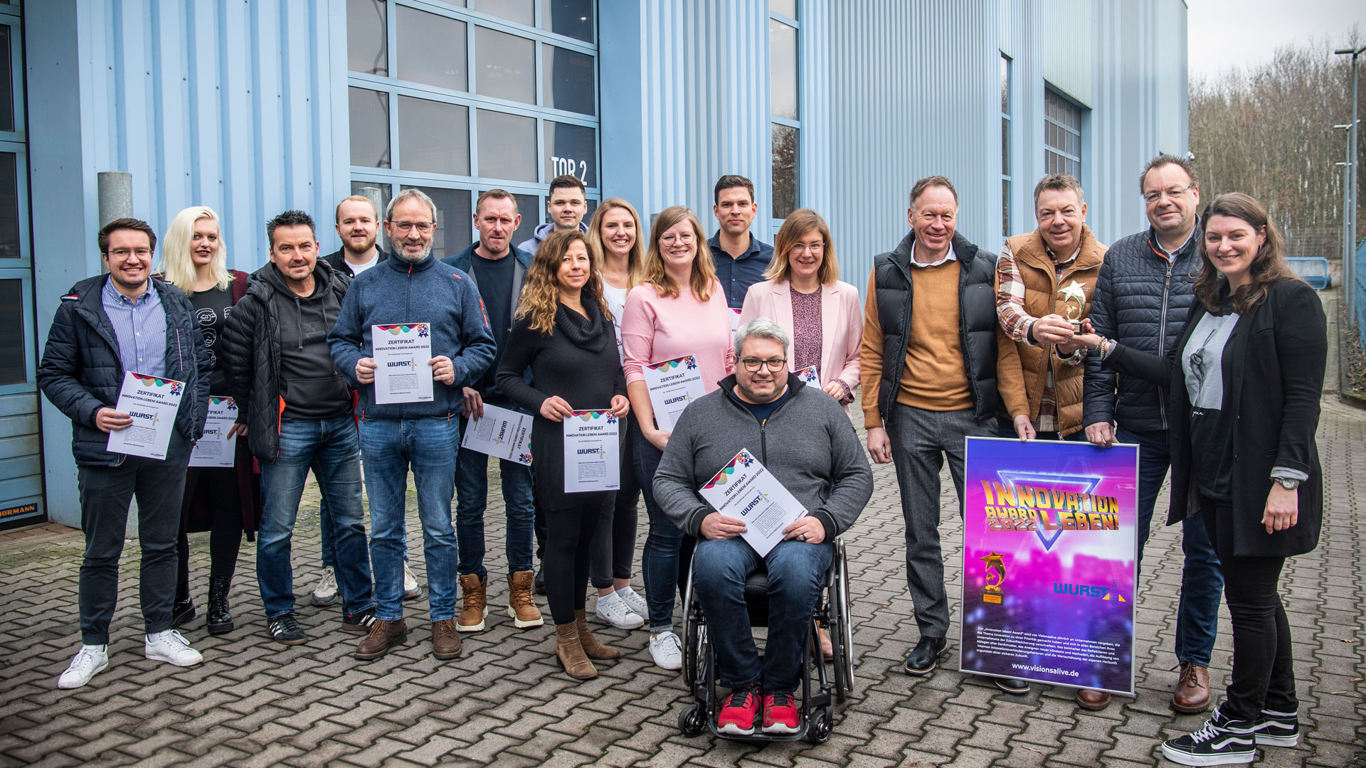 Innovation leben! Award–Lena Lührmann (ganz rechts) von Visionsalive vergibt den wahrscheinlich au (Die Bildrechte liegen bei dem Verfasser der Mitteilung.)