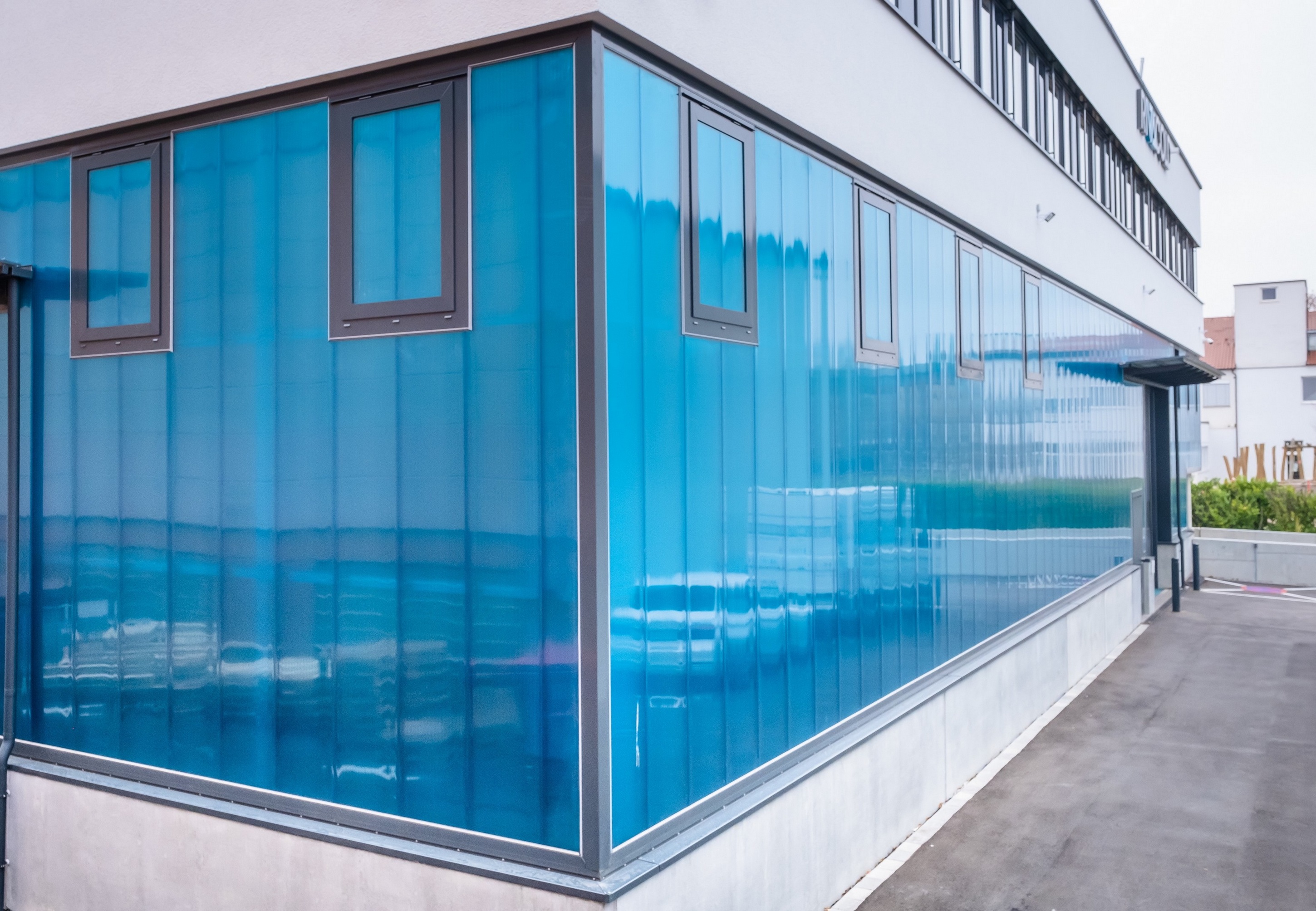 Die besondere Optik wird durch die blaue Einfärbung der Paneele erzielt. Foto: Bernd Hartung Die besondere Optik wird durch die blaue Einfärbung der Paneele erzielt. Foto: Bernd Hartung