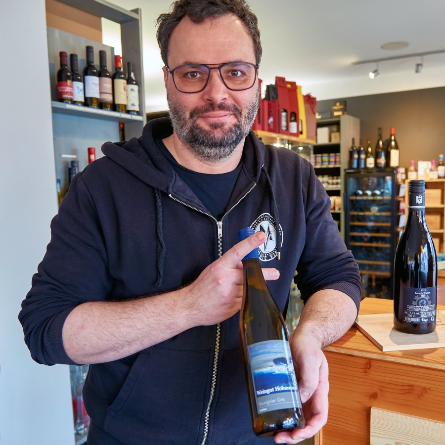 Frank Pietschmann mit einer Flasche original Rügener Weißweins aus dem Weingut Hohmann (© Ostseeappartements Rügen) Frank Pietschmann mit einer Flasche original Rügener Weißweins aus dem Weingut Hohmann (© Ostseeappartements Rügen)