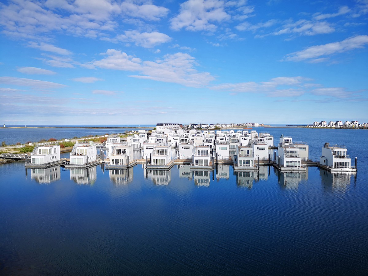 Schwimmende Häuser im OstseeResort Olpenitz (©Die FERIENHAUS-AGENTUR GmbH) Schwimmende Häuser im OstseeResort Olpenitz (©Die FERIENHAUS-AGENTUR GmbH)