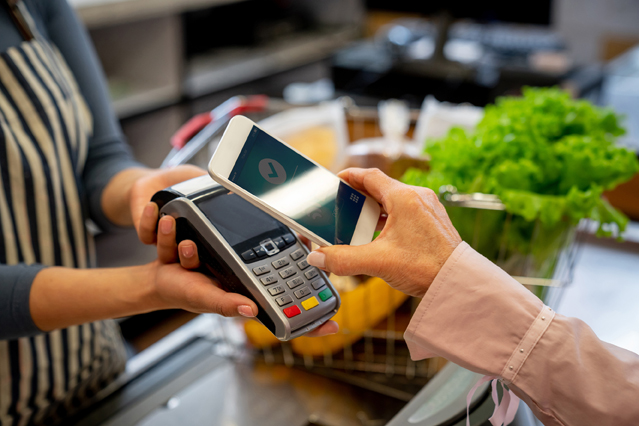 Mit dem Smartphone zu bezahlen wird immer alltäglicher. (Bildquelle: ERGO Group) Mit dem Smartphone zu bezahlen wird immer alltäglicher. (Bildquelle: ERGO Group)