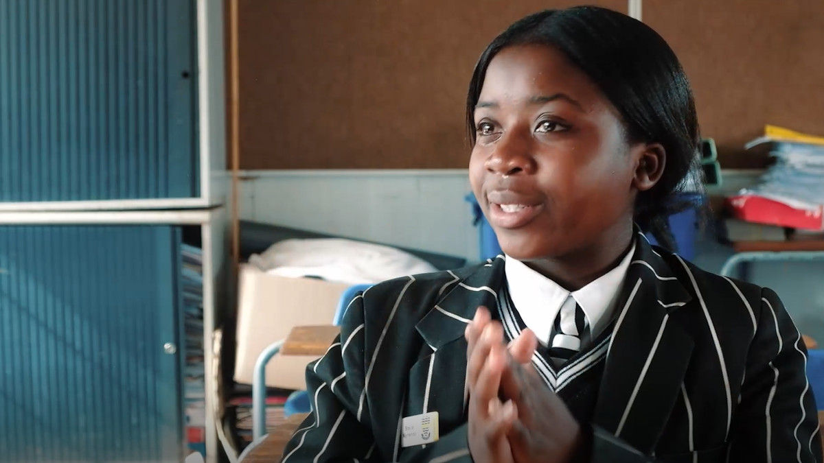 Im Interview spricht Stella über ihr Leben und die Schule, die sie besucht. Source: Busch Südafrika. Im Interview spricht Stella über ihr Leben und die Schule, die sie besucht. Source: Busch Südafrika.