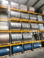 Die bis zu 1,5 t schweren Coils lagern effizient in den OHRA-Schwerlastregalen. (© OHRA)