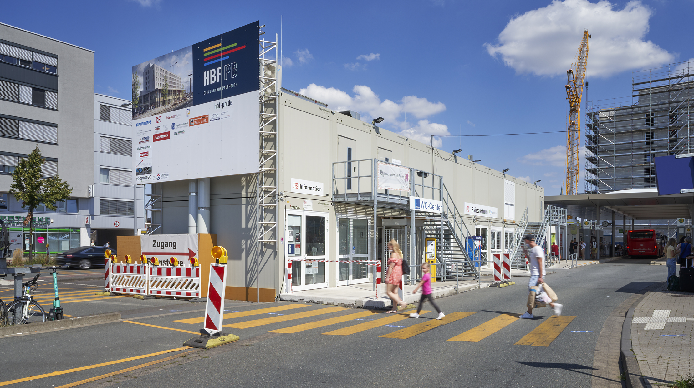 Das Interims-Reisezentrum der Deutschen Bahn in Paderborn stellt die Kundenbetreuung während der Bauzeit sicher. Das Interims-Reisezentrum der Deutschen Bahn in Paderborn stellt die Kundenbetreuung während der Bauzeit sicher.