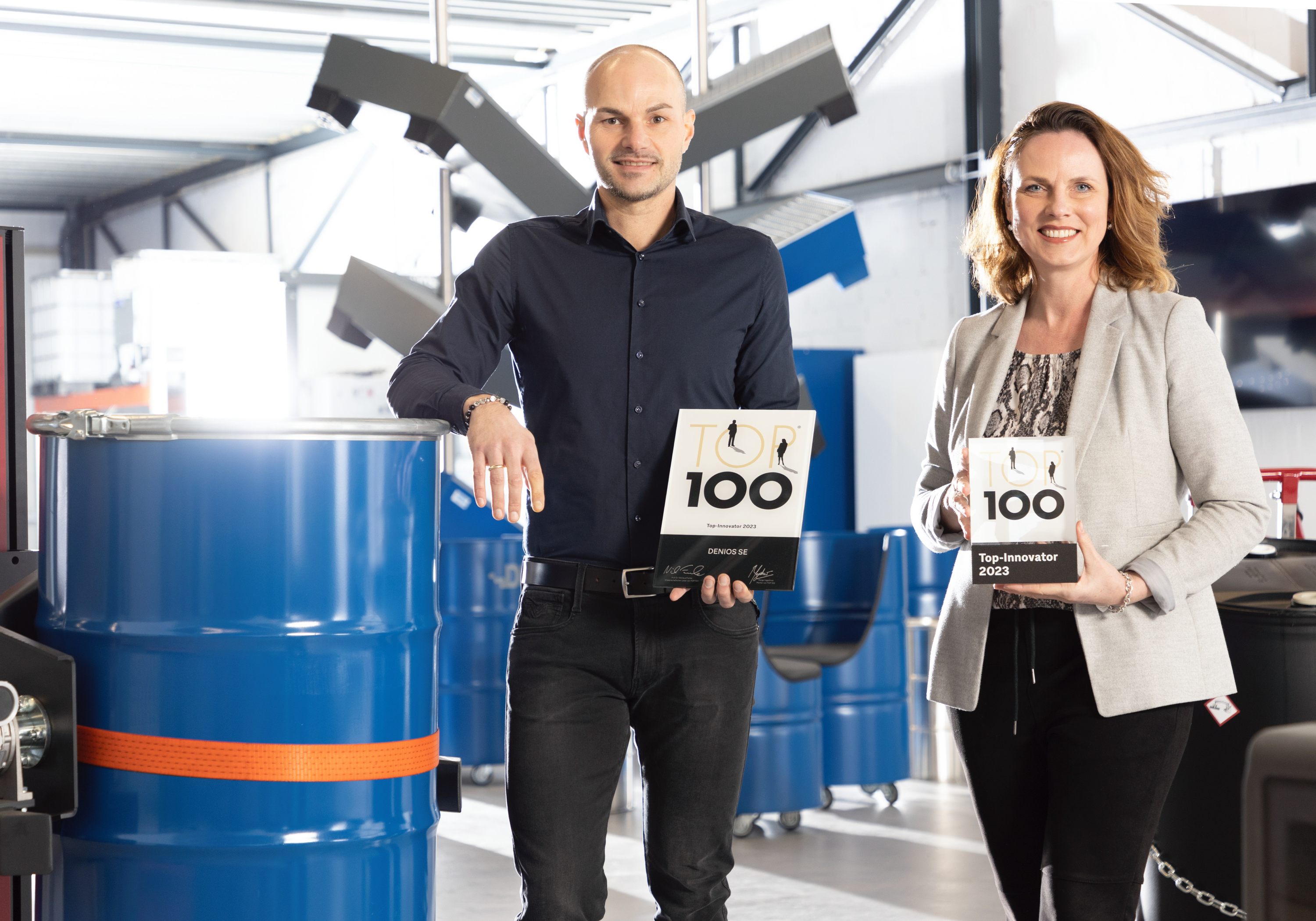 Ausgezeichnete Arbeit: Ingo Schlutter und Ricarda Fleer von der DENIOS SE mit dem TOP 100-Siegel (Die Bildrechte liegen bei dem Verfasser der Mitteilung.)