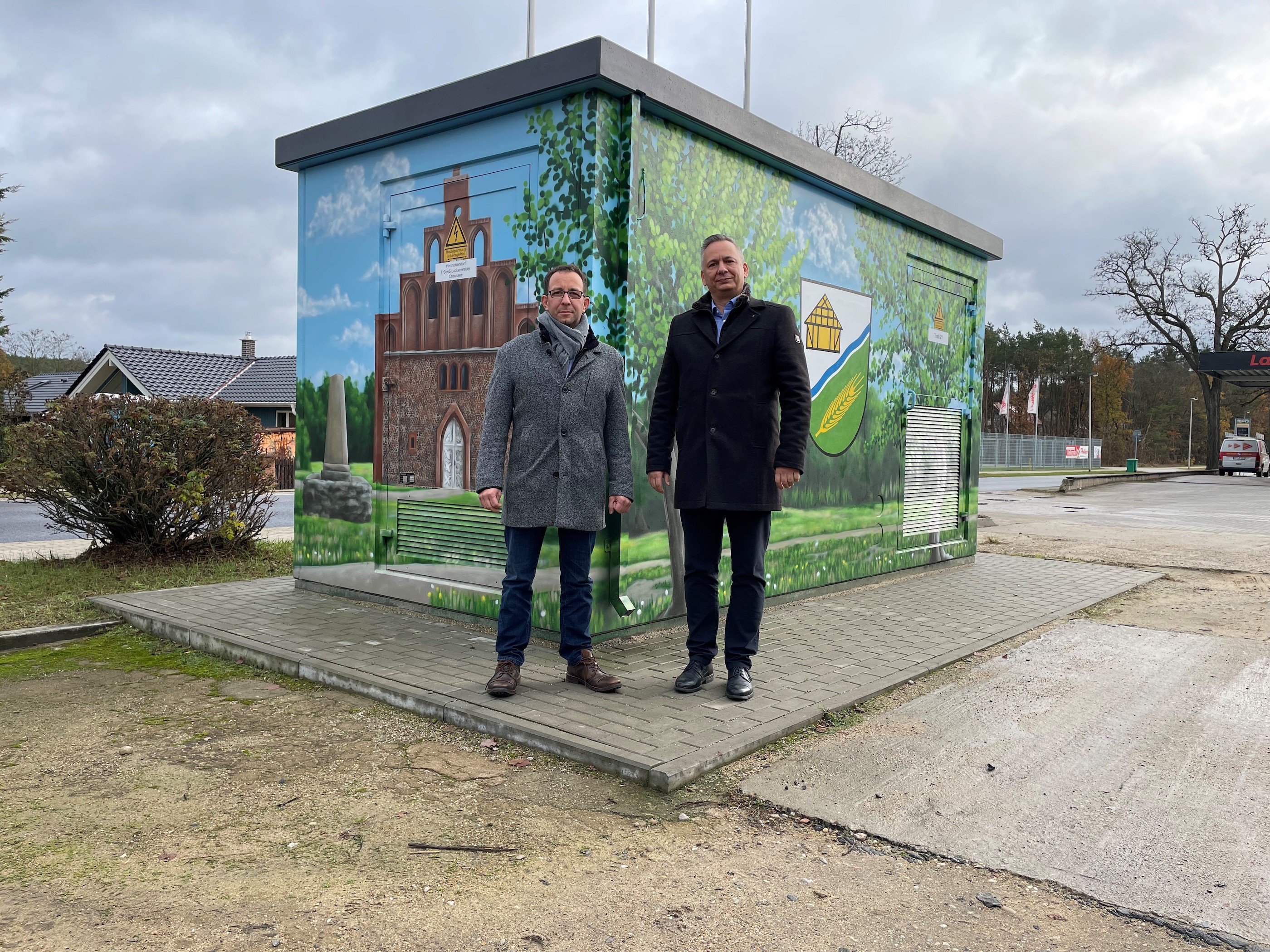 Kunst am Stromnetz: E.DIS und der Bürgermeister zeigen die neue Gestaltung der Trafostation in Hennickendorf in Brandenburg. Kunst am Stromnetz: E.DIS und der Bürgermeister zeigen die neue Gestaltung der Trafostation in Hennickendorf in Brandenburg.