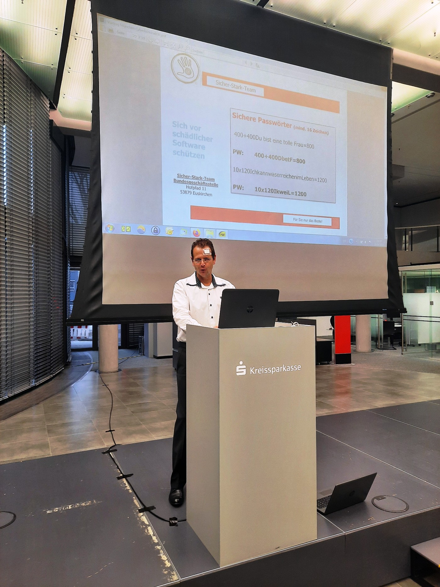 Ralf Schmitz beim Hackervortrag bei einem Finanzinstitut Ralf Schmitz beim Hackervortrag bei einem Finanzinstitut