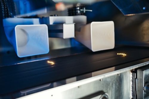 Die Optik strukturiert das 300 mm breite Band der Batterieanode mittels der Teilstrahlen. (Die Bildrechte liegen bei dem Verfasser der Mitteilung.) Die Optik strukturiert das 300 mm breite Band der Batterieanode mittels der Teilstrahlen. (Die Bildrechte liegen bei dem Verfasser der Mitteilung.)