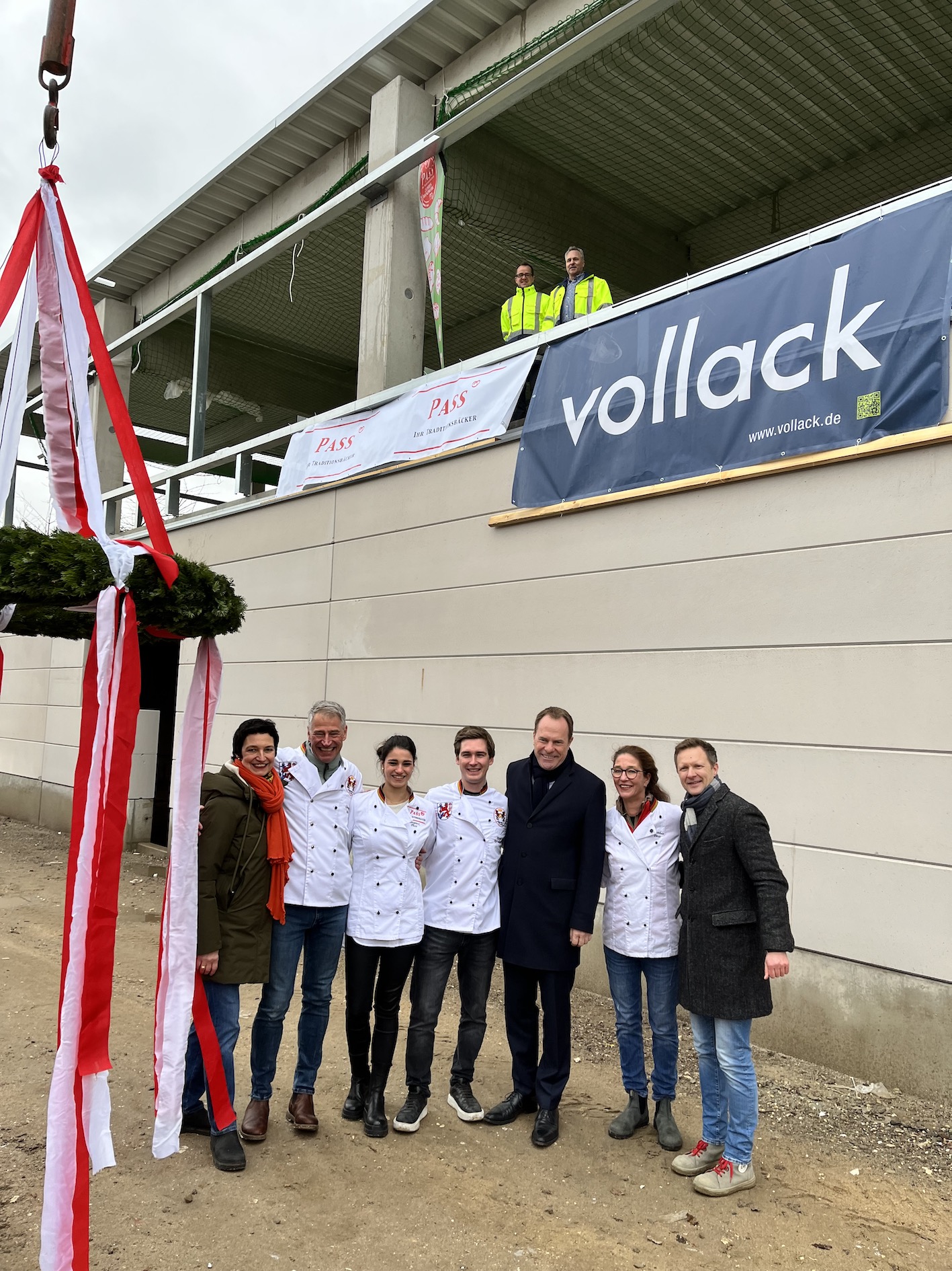 Strahlende Gesichter beim Richtfest der Bäckerei Pass (Bildquelle: Vollack) Strahlende Gesichter beim Richtfest der Bäckerei Pass (Bildquelle: Vollack)