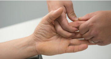 Teil der ergotherapeutischen Behandlung bei Rhizarthrose ist die manuelle und funktionelle Therapie Teil der ergotherapeutischen Behandlung bei Rhizarthrose ist die manuelle und funktionelle Therapie