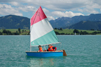 Spielerisch lernen: Segelkurse für Kinder am Forggensee Spielerisch lernen: Segelkurse für Kinder am Forggensee