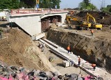 Hydraulische Pressen schieben den 3000 Tonnen Koloss an seinen Platz im Bahndamm. Hydraulische Pressen schieben den 3000 Tonnen Koloss an seinen Platz im Bahndamm.