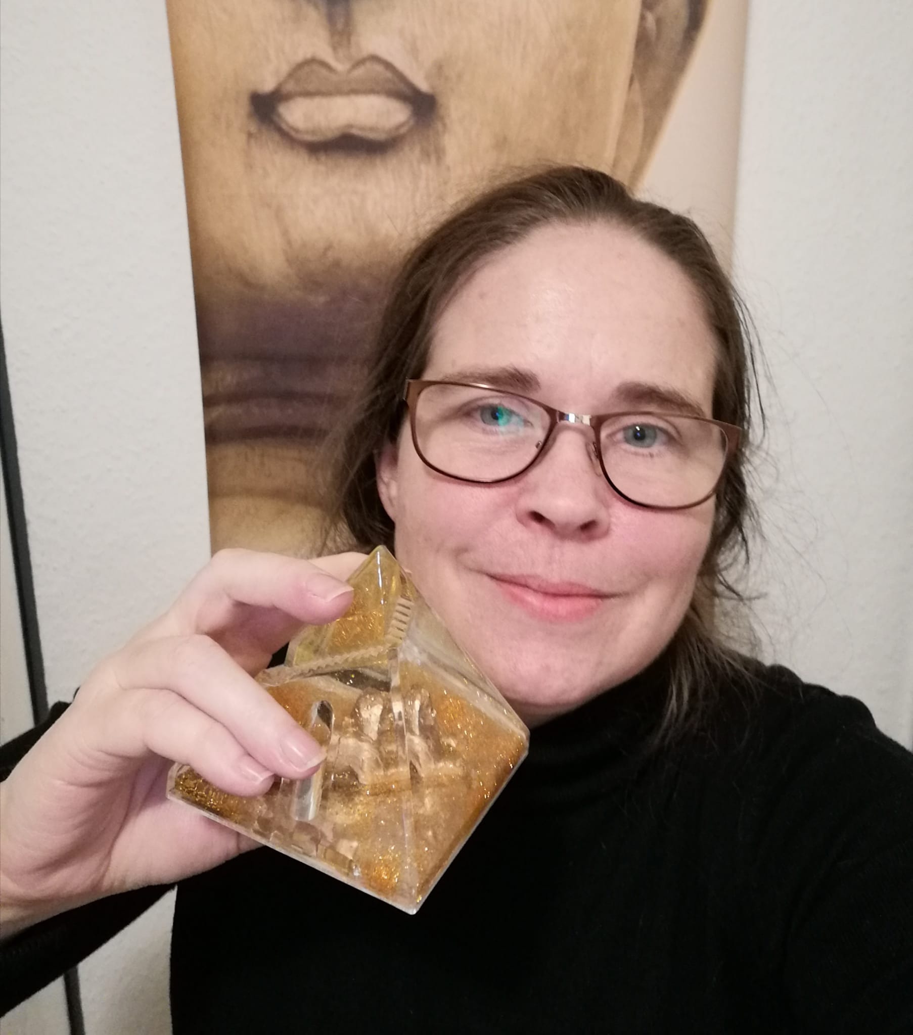 Frau Nadine Vogt mit der goldenen Pyramide (Die Bildrechte liegen bei dem Verfasser der Mitteilung.) Frau Nadine Vogt mit der goldenen Pyramide (Die Bildrechte liegen bei dem Verfasser der Mitteilung.)