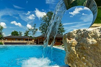 Outdoorpool mit Wasserfall (Hotel Rupertihof) Outdoorpool mit Wasserfall (Hotel Rupertihof)