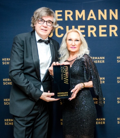 Internationaler Speakerslam GOLD - Social-Media Queen Claudia Büchler aus Hessen gewinnt Gold und (Die Bildrechte liegen bei dem Verfasser der Mitteilung.) Internationaler Speakerslam GOLD - Social-Media Queen Claudia Büchler aus Hessen gewinnt Gold und (Die Bildrechte liegen bei dem Verfasser der Mitteilung.)