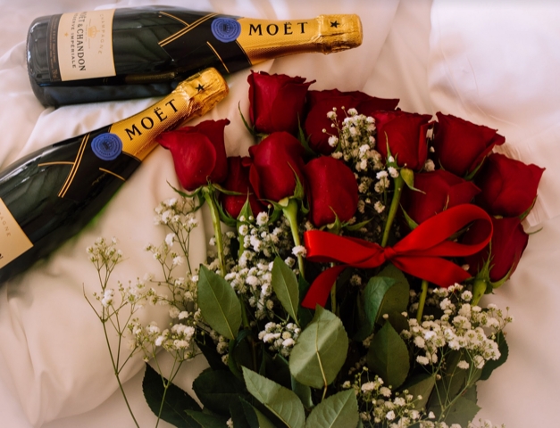 Rote Rosen und Champagner zum Valentinstag sind ein Klassiker (Bildquelle: @Relegance Collection) Rote Rosen und Champagner zum Valentinstag sind ein Klassiker (Bildquelle: @Relegance Collection)