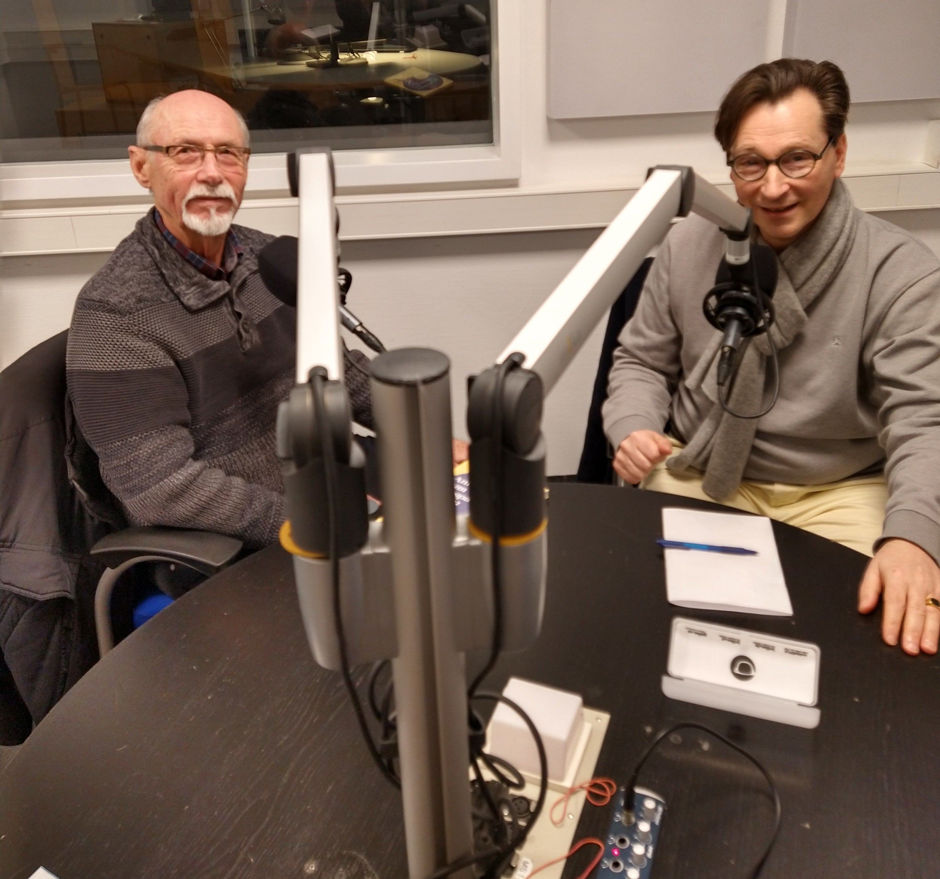 Prof. PhDr. Sven-David Müller (rechts) bei Radio Okerwelle - Moderator Kurt Volland (links) (Die Bildrechte liegen bei dem Verfasser der Mitteilung.) Prof. PhDr. Sven-David Müller (rechts) bei Radio Okerwelle - Moderator Kurt Volland (links) (Die Bildrechte liegen bei dem Verfasser der Mitteilung.)