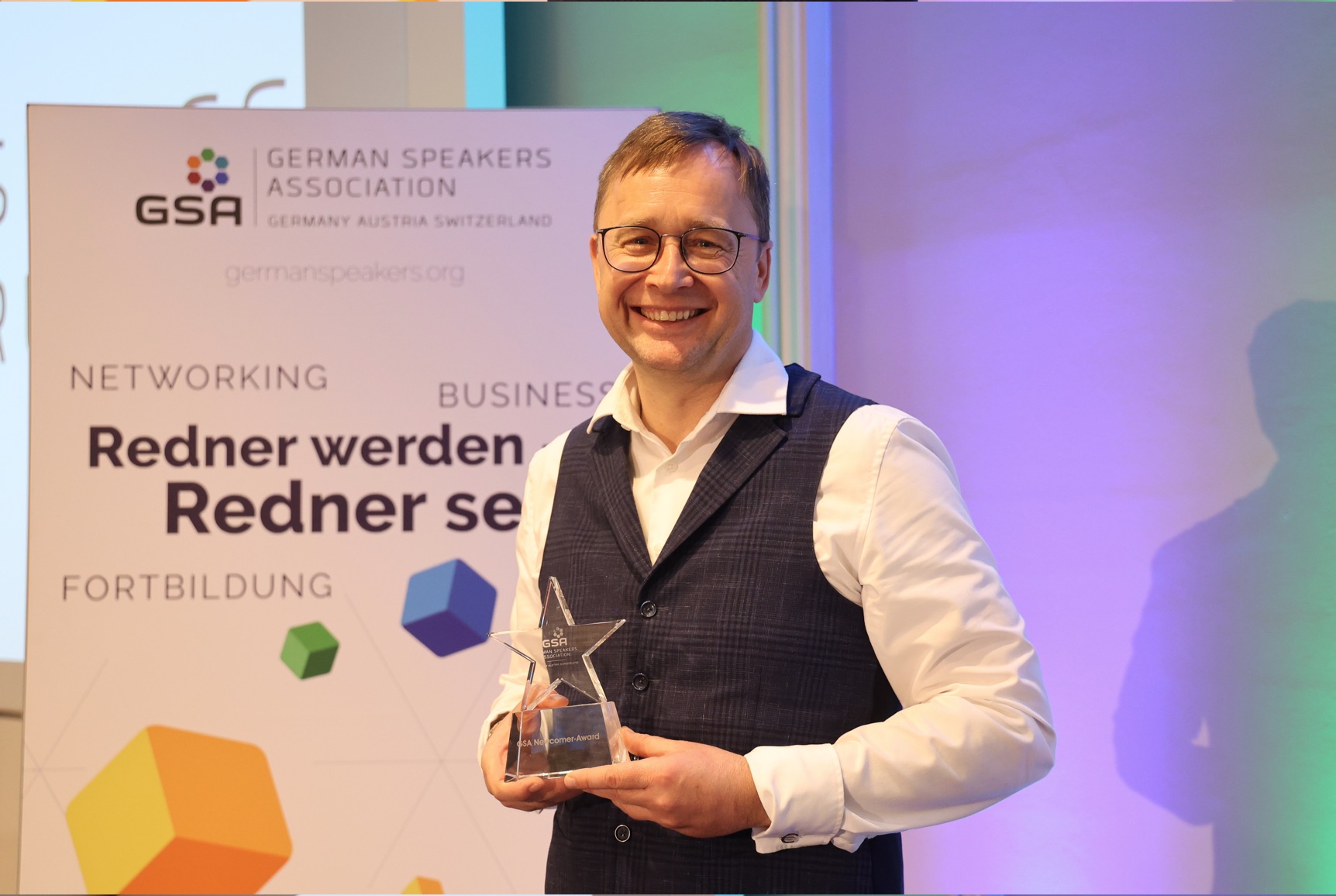 Der Finanzberater und Keynote Speaker Jean Meyer vermittelt in seinen Vorträgen, wie Sie Ihr Geld vermehren kann. (©GSA)