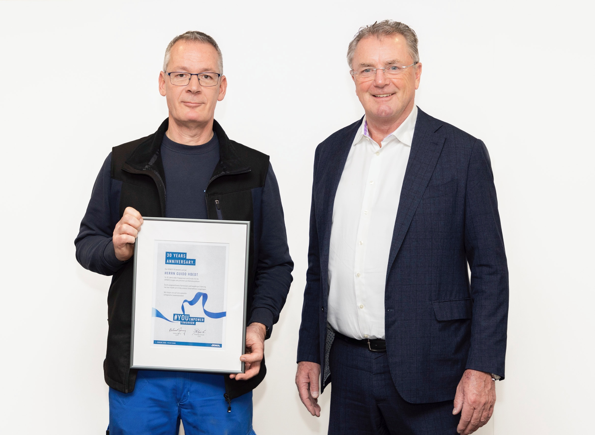 30 Jahre DENIOS: Guido Hoedt nimmt die Glückwünsche von Firmengründer Helmut Dennig entgegen (Die Bildrechte liegen bei dem Verfasser der Mitteilung.) 30 Jahre DENIOS: Guido Hoedt nimmt die Glückwünsche von Firmengründer Helmut Dennig entgegen (Die Bildrechte liegen bei dem Verfasser der Mitteilung.)