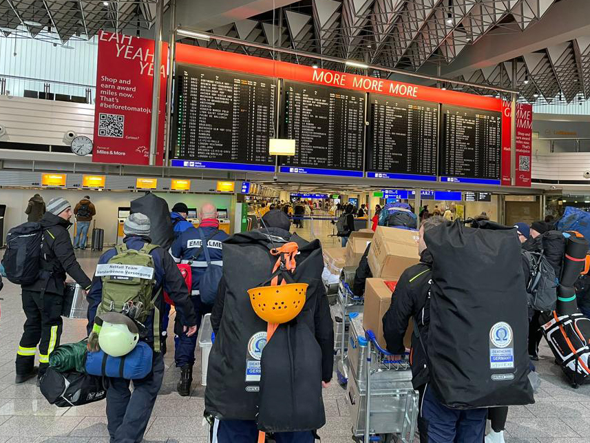 DeathCare-Team zum Check-in am Flughafen Frankfurt (Die Bildrechte liegen bei dem Verfasser der Mitteilung.) DeathCare-Team zum Check-in am Flughafen Frankfurt (Die Bildrechte liegen bei dem Verfasser der Mitteilung.)